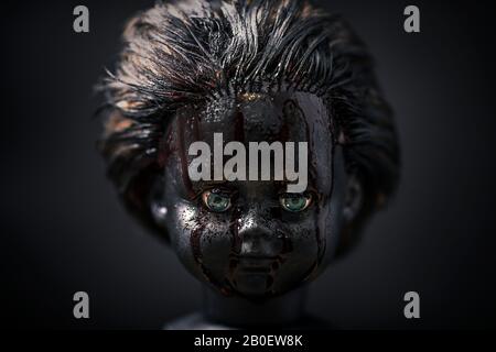 Creepy bloody doll nel buio Foto Stock