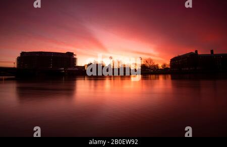 Alba sul fiume Trent presso il Victoria Embankment IN NOTTINGHAM, NOTTINGHAMSHIRE REGNO UNITO Inghilterra Foto Stock