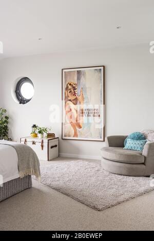 Grande poster incorniciato in camera da letto in stile 1960s. Foto Stock