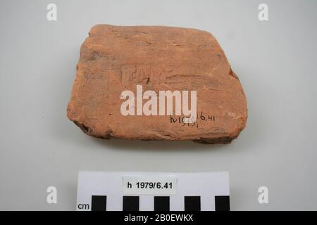 Frammento di un imbrex di mattone con timbro (EX) GERINF. Crack superficiale, tegola (imbrex), frammento, terracotta, mattoni, 14,5 x 14,5 x 4,8 cm, romano, olandese, Olanda meridionale, Leidschendam-Voorburg, Voorburg, Arentsburg Foto Stock