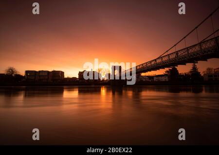 Alba sul fiume Trent presso il Victoria Embankment IN NOTTINGHAM, NOTTINGHAMSHIRE REGNO UNITO Inghilterra Foto Stock