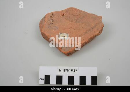 Frammento di un mattone successivo con timbro rotondo VEXGEF., più tardi, mattone, frammento, terracotta, mattone, 12 x 11,5 x 2 cm, romano, olandese, sud Olanda, Leidschendam-Voorburg, Voorburg , Arentsburg Foto Stock