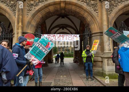 Cambridge, Regno Unito. 20th Feb, 2020. Picket line al di fuori della Hadden Library, Università di Cambridge, come docenti iniziare un 14 giorni sciopero sulle pensioni, le retribuzioni e le condizioni. Penelope Barritt/Alamy Live News Foto Stock