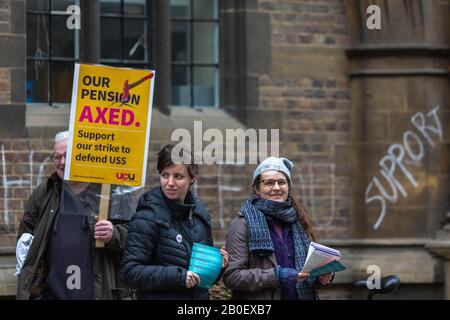 Cambridge, Regno Unito. 20th Feb, 2020. Picket line al di fuori della Hadden Library, Università di Cambridge, come docenti iniziare un 14 giorni sciopero sulle pensioni, le retribuzioni e le condizioni. Penelope Barritt/Alamy Live News Foto Stock