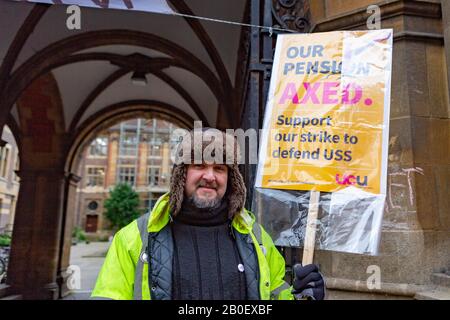 Cambridge, Regno Unito. 20th Feb, 2020. Picket line al di fuori della Hadden Library, Università di Cambridge, come docenti iniziare un 14 giorni sciopero sulle pensioni, le retribuzioni e le condizioni. Penelope Barritt/Alamy Live News Foto Stock