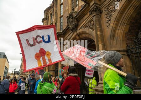 Cambridge, Regno Unito. 20th Feb, 2020. Picket line al di fuori della Hadden Library, Università di Cambridge, come docenti iniziare un 14 giorni sciopero sulle pensioni, le retribuzioni e le condizioni. Penelope Barritt/Alamy Live News Foto Stock