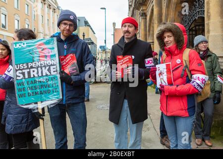 Cambridge, Regno Unito. 20th Feb, 2020. Picket line al di fuori della Hadden Library, Università di Cambridge, come docenti iniziare un 14 giorni sciopero sulle pensioni, le retribuzioni e le condizioni. Penelope Barritt/Alamy Live News Foto Stock