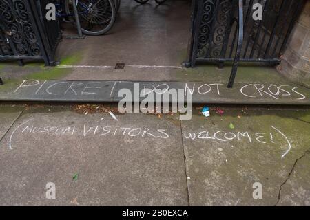 Cambridge, Regno Unito. 20th Feb, 2020. Picket line al di fuori della Hadden Library, Università di Cambridge, come docenti iniziare un 14 giorni sciopero sulle pensioni, le retribuzioni e le condizioni. Penelope Barritt/Alamy Live News Foto Stock