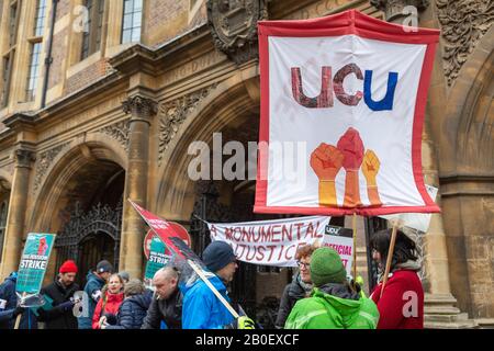 Cambridge, Regno Unito. 20th Feb, 2020. Picket line al di fuori della Hadden Library, Università di Cambridge, come docenti iniziare un 14 giorni sciopero sulle pensioni, le retribuzioni e le condizioni. Penelope Barritt/Alamy Live News Foto Stock