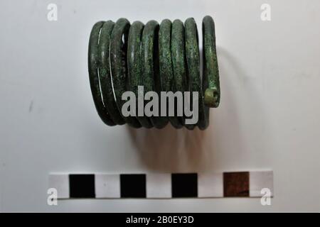 Bracciale a spirale, metallo, bronzo, 4,2 x 4,0 x 3,5 cm, preistorico, Ungheria, sconosciuto, sconosciuto, sconosciuto Foto Stock