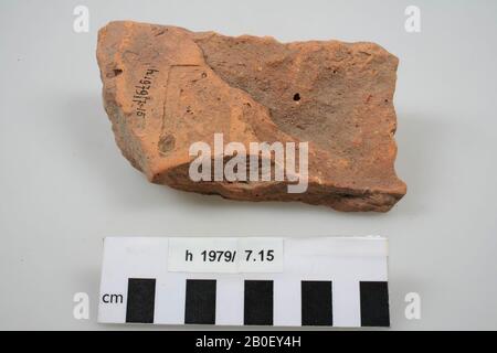 Frammento di un mattone successivo con timbro. Danni alla superficie., Più Tardi, mattoni, frammenti, terracotta, mattoni, 14,5 x 8,4 x 2,5 cm, romano, olandese, Olanda meridionale, Leiden, Leiden, Rodenburg Foto Stock