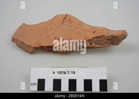 Frammento di un mattone successivo con timbro INF. Fiches dalla superficie, più tardi, mattoni, frammenti, terracotta, mattoni, 17,9 x 7,9 x 2,4 cm, romana, Olanda, Sud Olanda, Leiden, Leiden, Rodenburg Foto Stock