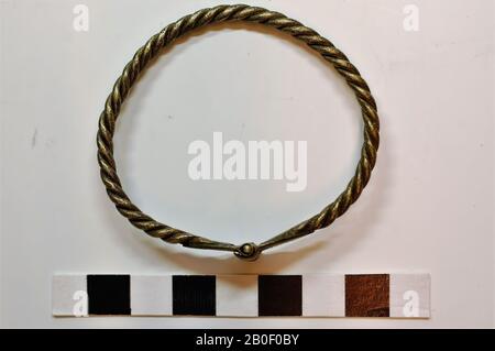 Bracciale, metallo, bronzo, 6,0 x 5,2 x 1,4 cm, Ungheria, sconosciuto, sconosciuto, sconosciuto Foto Stock