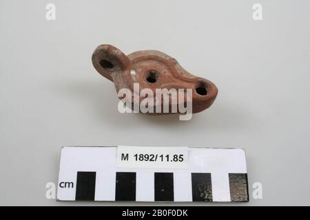 Lampada ad olio in terracotta, con orecchio, beccuccio, foro di riempimento e foro del bruciatore, lampada ad olio, terracotta, 7,1 x 3,9 x 3,8 cm, romana, Germania, ignota, ignota, Xanten Foto Stock