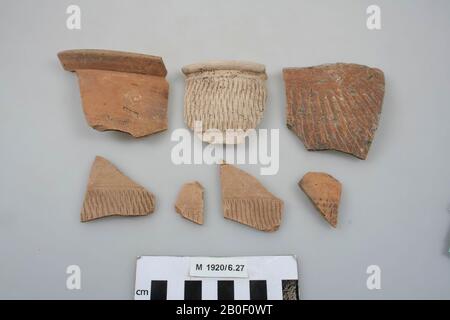 13 barbe: 3 frangia e 10 barbe, con decorazione, frammenti, ceramica, 1,5 x 7,9 x 7,9 cm (la barda più grande), romana, Germania, sconosciuta, sconosciuta, anguille Foto Stock