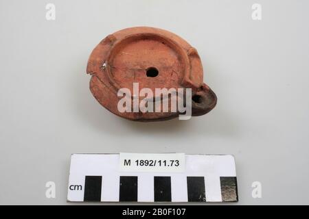 Lampada ad olio in terracotta, senza orecchio, con beccuccio, foro di riempimento e foro di fuoco. Con marchio: APOOLAVSTI. Foro grande sul lato Foto Stock