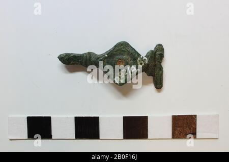 Fibula, frammento, metallo, bronzo, 4,0 x 1,8 x 1,8 cm, Francia, sconosciuto, sconosciuto, Amiens Foto Stock