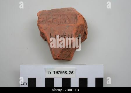 Frammento di un imbrex di mattoni con timbro (EX) GERINF., tegola (imbrex), frammento, terracotta, mattoni, 8,4 x 7,5 x 2,6 cm, romano, olandese, sud Olanda, Leidschendam-Voorburg, Voorburg, Arentsburg Foto Stock