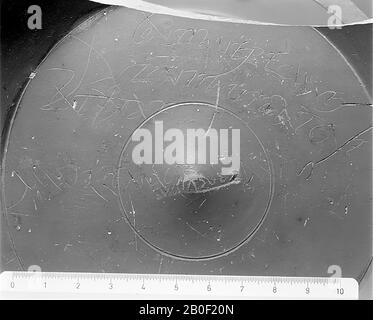 Gran parte di una lastra di terra sigillata del tipo Dragendorff 31, con il timbro della ceramica CRACVNA. Con questo nome probabilmente uno o più vasai hanno lavorato nella Gallia Centrale, a Lezoux e nella Gallia Orientale, a Pont des Remes e a Treviri, nel periodo tra circa 120 e 200 d.C. All'interno del fondo vengono applicati due graffiti, per la cottura del piatto (cosiddetto "ante cocturam") (?). Il testo del primo graffito è una citazione dell'Enea di Virgilio, libro II verso 1 e la prima parola del versetto 2. Incidentalmente, nel graffito la parola conticuere è errata, vale a dire. Come contiguo Foto Stock