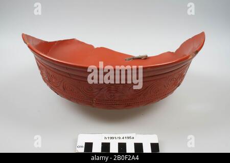 Ciotola Terra sigillata, tipo Dr. 29. Restaurato, manca quasi la metà della ciotola. Alcuni restauri (antichi) con metallo. Danni alla superficie, il bordo è danneggiato, spazi nella parete, ciotola, terracotta, terra sigillata, h: 10,8 cm, diam: 26 cm, roman, Netherlands, South Holland, Katwijk, Valkenburg Foto Stock