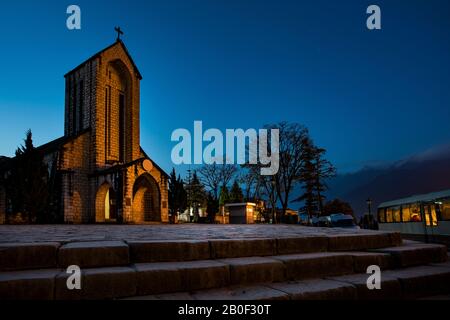 Antica chiesa in pietra di sapa con il blu del cielo notturno più popolari destinazioni di viaggio di sapa norhtern del Vietnam Foto Stock