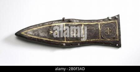 Lo scabbard è costituito dal fronte in ferro con decorazione, una piastra posteriore in ferro e 6 graffette in bronzo argentato. La parte anteriore dello scabbard è intarsiata con bronzo e pasta di vetro rossa. Lungo la guaina scorre una striscia di bronzo. I 4 campi della guaina sono separati da una striscia di bronzo. I campi 1st e 3rd contengono due cerchi con petali di fiori. Il campo 2nd contiene un quadrato con motivo a foglia. Il campo 4th contiene un motivo a foglia fine., Guaina, guaina pugnale, metallo, ferro, altezza: 23 cm, roman 35-40 ad, Olanda del Sud, Katwijk, Valkenburg Foto Stock