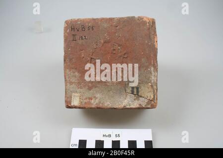 Frammento di un mattone successivo, con un timbro rotondo., Più Tardi, mattone, frammento, terracotta, mattone, 11,3 x 11,3 x 6,3 cm, romano, olandese, Gelderland, Nijmegen, Nijmegen Foto Stock