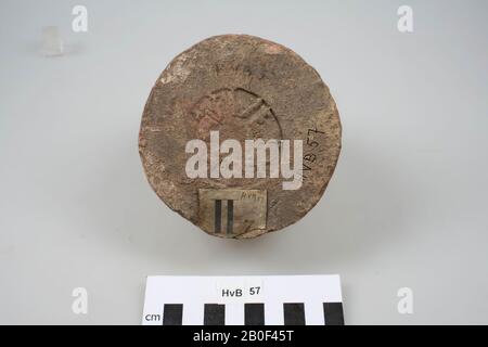 Frammento di un mattone successivo, con un timbro rotondo., Più Tardi, mattone, frammento, terracotta, mattone, h: 6,3 cm, diam: 10 cm, romano, olandese, Gelderland, Nijmegen, Nijmegen Foto Stock