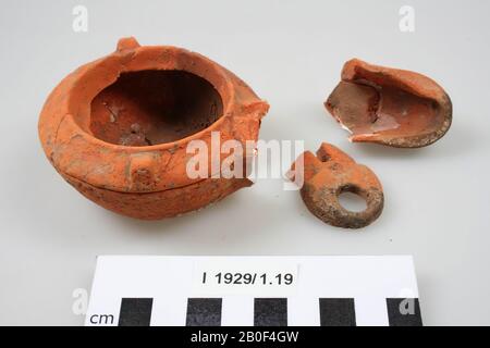 Lampada ad olio in terracotta, con beccuccio, foro per il fuoco e foro per l'aria. Lo specchio manca, vecchi incollaggi e aggiunte, parzialmente spezzati: Il beccuccio è incluso in 2 pezzi separati., lampada ad olio, terracotta, terracotta, 11,5 x 7,5 x 3,8 cm (oggetto completo), romano, olandese, Limburgo, Heerlen, Heerlen Foto Stock