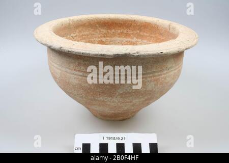 Ciotola di terracotta. Vecchio legame, danni al bordo, lo strato superiore si è usurato, crepe nel muro., ciotola, terracotta, h: 12,8 cm, diam: 21,8 cm, romano, olandese, Limburgo, Stein, Stein Foto Stock