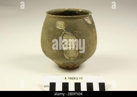 Tazza nera verniciata con macchie rosse dal basso (tazza con spruzzi di sabbia). Vecchi legami e aggiunte, danni superficiali piuttosto grandi., tazza di spinoso, terracotta, h: 11,2 cm, diam: 11,6 cm, romano, olandese, Brabante Nord, Cuijk, Cuijk e Sint Agatha Foto Stock