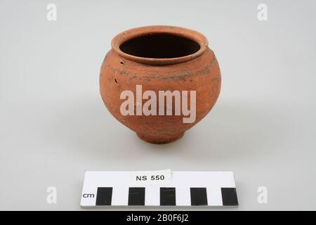 Urna sferica color arancio con decorazione a spruzzo di sabbia. La vernice sulla parete è leggermente sbucciata., Urn, pentola, terracotta, h: 7,8 cm, diam: 8,6 cm, romano, olandese, Gelderland, Nijmegen, Nijmegen Foto Stock