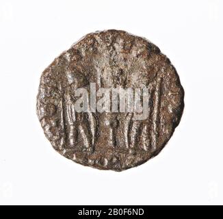 VZ: Busto premio in kuras n.r., FL IUL CONSTANTIUS AGO, Kz: Due soldati e un cartello di campo, GLORI - [A EXER - CITUS], moneta, follis, Constantius II Agosto, metallo, rame, Diam. 14 mm, peso 1,56 gr, roman 337-340, Paesi Bassi, Gelderland, Nijmegen, Nijmegen Foto Stock