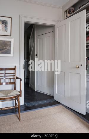 Vista attraverso la porta aperta in Georgian Townhouse Foto Stock