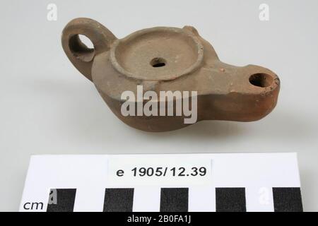 Lampada ad olio in terracotta, con orecchio, beccuccio, foro di riempimento e foro di fuoco., lampada ad olio, terracotta, terracotta, 9,6 x 5,3 x 3,7 cm, romana, Olanda, Gelderland, Nijmegen, Nijmegen Foto Stock