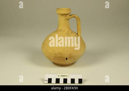 Caraffa romana di giallo pallido, terracotta dalle pareti lisce. Chip chip dal bordo, spazio nella parete., Brocca, terracotta, h: 17,6 cm, diam: 14 cm, romano, olandese, sconosciuto, sconosciuto, sconosciuto Foto Stock