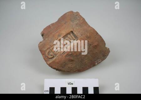 Frammento di un imbrex di mattone con timbro (EX) GERINF., tegola tetto (imbrex), frammento, terracotta, mattone, 13 x 12,2 x 4,7 cm, romano, olandese, sud Olanda, Katwijk, Valkenburg Foto Stock