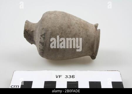 Vaso in ceramica, con una base alta, che restringe il ventre dal basso verso l'alto. Il bordo e il piede sono danneggiati., Pot, terracotta, h: 7,9 cm, diam: 5,3 cm, romano, olandese, Utrecht, Bunnik, Fighting Foto Stock