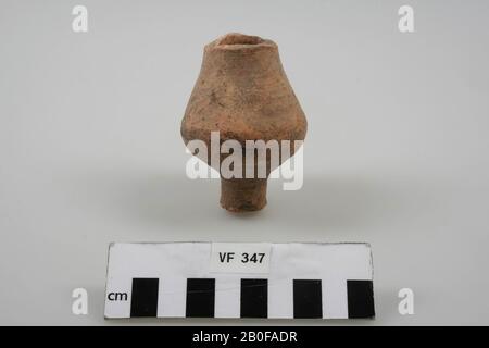 Ceramica ceramica, con piede alto, che restringe il ventre dal basso verso l'alto. Manca il collo, patatine dal piede, pentola, ceramica, h: 7.7 cm, diam: 5.5 cm, romano, olandese, Utrecht, Bunnik, Fighting Foto Stock