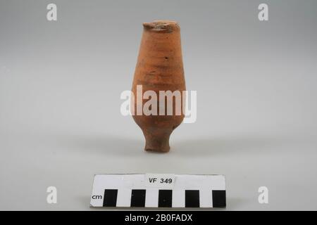 Vaso di ceramica, con un piede alto, restringendo il ventre dal basso verso l'alto. Manca gran parte del bordo., Pot, ceramica, h: 12,6 cm, diam: 5,3 cm, romano, olandese, Utrecht, Bunnik, Fighting Foto Stock