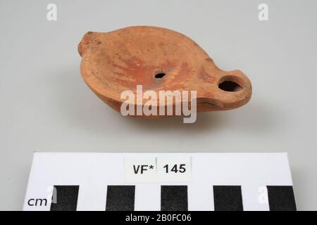 Frammento di una lampada ad olio di terracotta con piano aperto, con beccuccio e anello di sostegno, lampada ad olio, frammento, terracotta, 9,7 x 6,3 x 3,1 cm, romana, olandese, Utrecht, Bunnik, Vechten Foto Stock