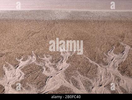 Abstract dettagliati schemi di marea in sabbia a bassa marea in Penbryn Beach in South West Wales UK Foto Stock