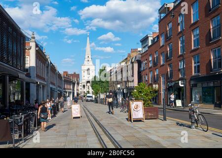 Spitalfields Market e Brushfield Street a East London, Regno Unito, con pedoni Foto Stock