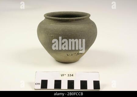 Vaso con piede alto. La pancia si restringe dal basso verso l'alto, e un'ampia apertura del bordo. Il piede è danneggiato., Pot, ceramica, h: 7,1 cm, diam: 5,5 cm, romano, olandese, Utrecht, Bunnik, Fighting Foto Stock