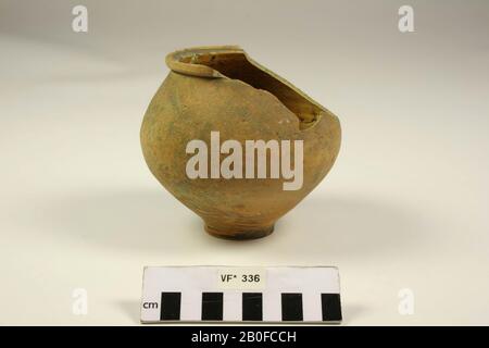 Vaso in ceramica, con una base alta, che restringe il ventre dal basso verso l'alto. Il bordo e il piede sono danneggiati., Pot, terracotta, h: 7,9 cm, diam: 5,3 cm, romano, olandese, Utrecht, Bunnik, Fighting Foto Stock