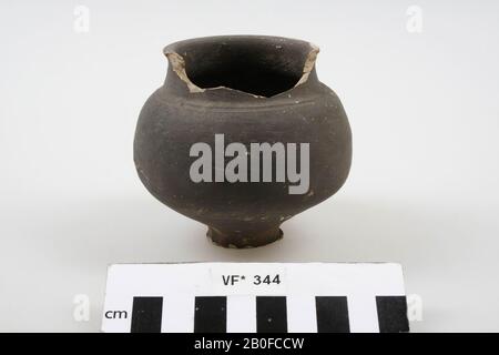 Ceramica ceramica, con piede alto, che restringe il ventre dal basso verso l'alto., Pot, terracotta, h: 6.5 cm, diam: 3.6 cm, romano, olandese, Utrecht, Bunnik, Fighting Foto Stock