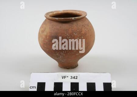 Vaso di ceramica rossa, con un piede alto, che restringe il ventre dal basso verso l'alto. Parti del bordo e del piede sono mancanti, ceramica, ceramica, h: 7,2 cm, diam: 5 cm, romano, olandese, Utrecht, Bunnik, Fighting Foto Stock