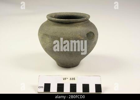 Piatto con piede alto, il ventre che si restringe dal basso verso l'alto. Manca il collo, mancano parti del piede, pentola, ceramica, h: 8,5 cm, diam: 5 cm, romano, olandese, Utrecht, Bunnik, Fighting Foto Stock