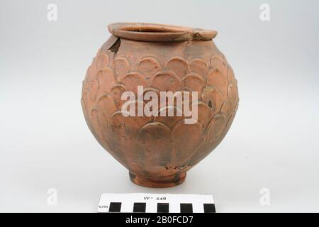 Vaso di ceramica, con un piede alto, restringendo il ventre dal basso verso l'alto. Manca gran parte del bordo., Pot, ceramica, h: 12,6 cm, diam: 5,3 cm, romano, olandese, Utrecht, Bunnik, Fighting Foto Stock