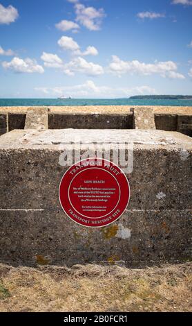 Una targa che segna la costruzione e il luogo di imbarco di Lepe Beach per i porti Mulberry cruciale In Operazione Overlord durante La seconda guerra mondiale Foto Stock